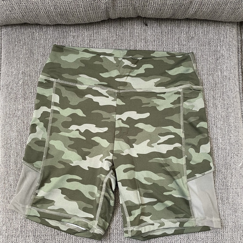 Like new! VS Pink!Camo Biker Shorts WITH POCKETS